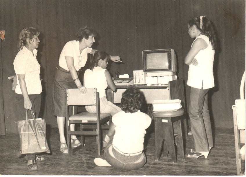 Foto de Jornada Bibliotecológica, octubre de 1986. Concepción Jaén explica los procedimientos técnicos a jóvenes bibliotecarias. Fondos BNCJM.
